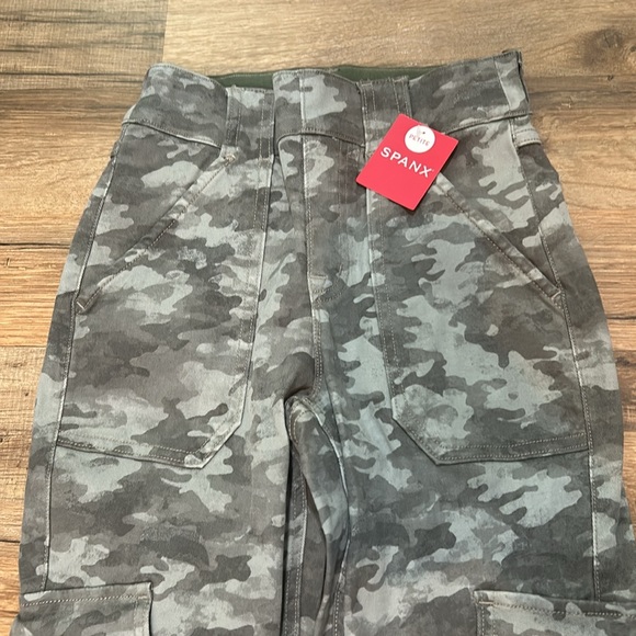 SPANX TWILL CARGO PANTS WOMEN SIZE XS PETITE CAMO NEW - Picture 3 of 10
